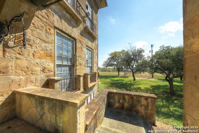 Listing photo id 10 for 6887 Von Ormy