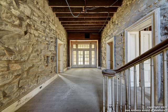 Listing photo id 11 for 6887 Von Ormy