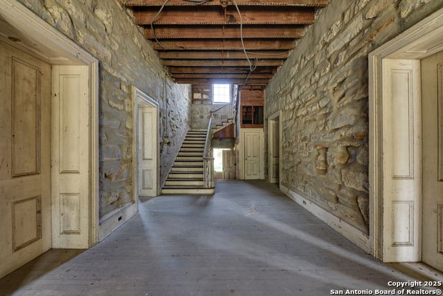 Listing photo id 12 for 6887 Von Ormy