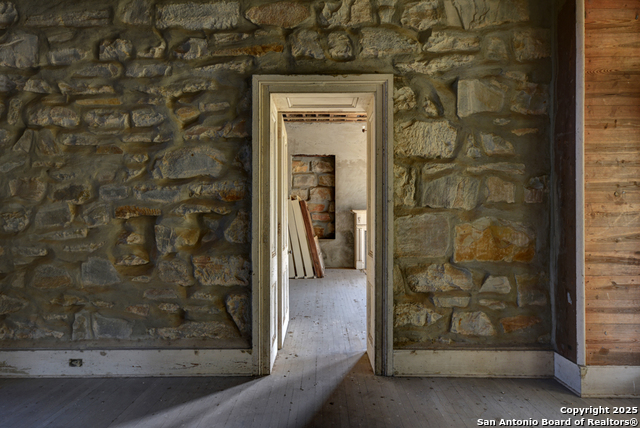 Listing photo id 16 for 6887 Von Ormy