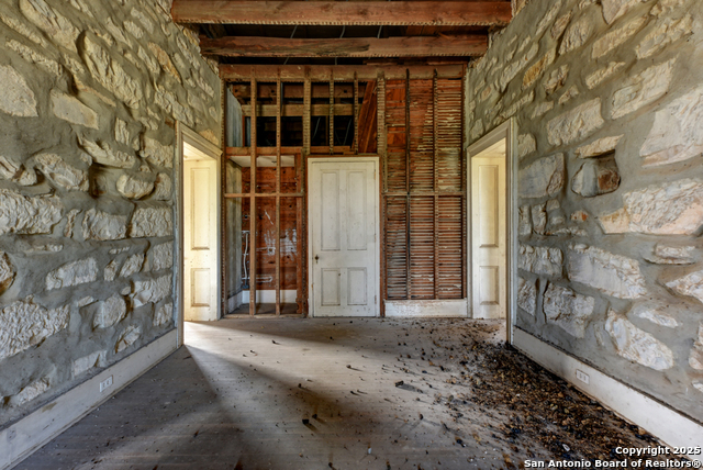 Listing photo id 21 for 6887 Von Ormy