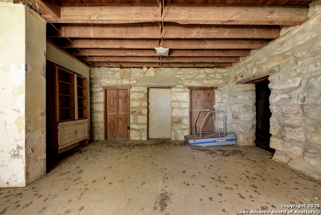 Listing photo id 28 for 6887 Von Ormy