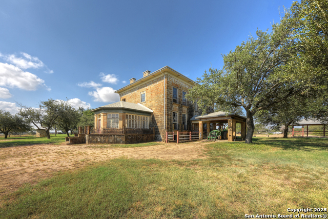 Listing photo id 5 for 6887 Von Ormy