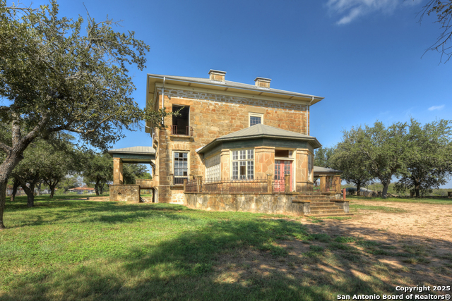 Listing photo id 6 for 6887 Von Ormy