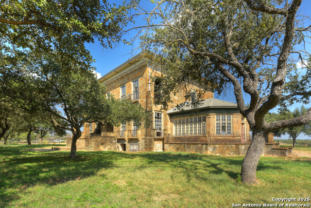 Listing photo id 7 for 6887 Von Ormy