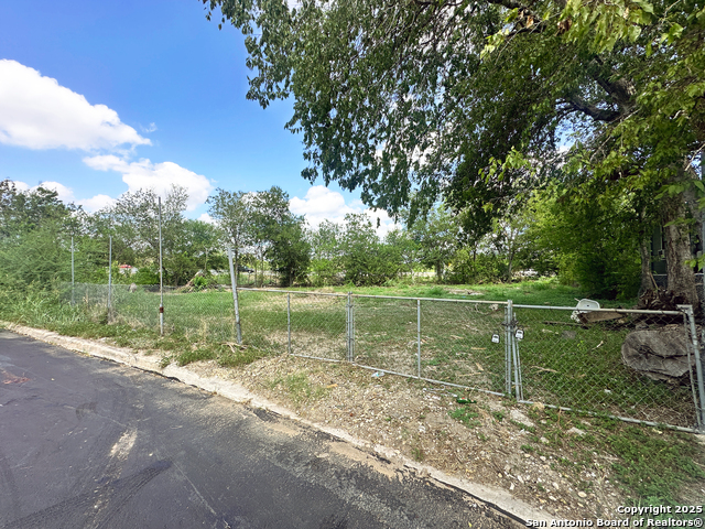 Listing photo id 2 for 751 Yucca  