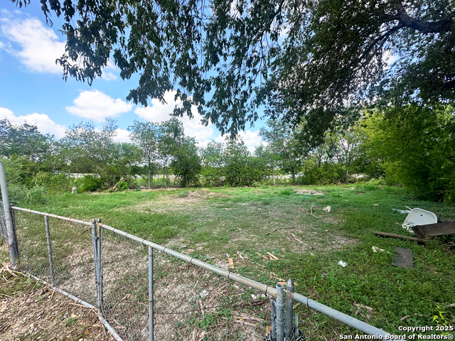 Listing photo id 3 for 751 Yucca  