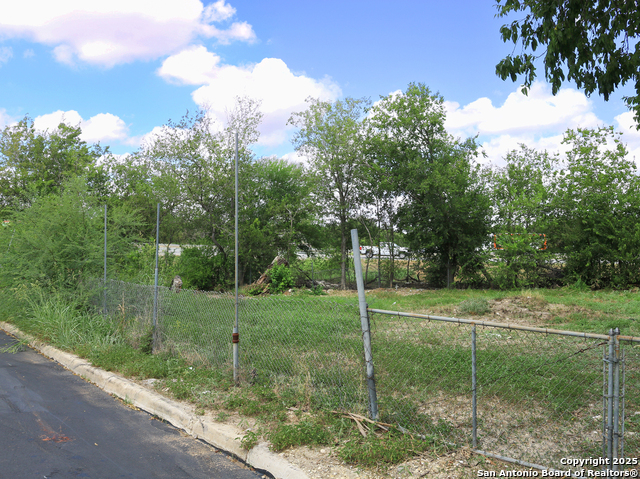 Listing photo id 4 for 751 Yucca  