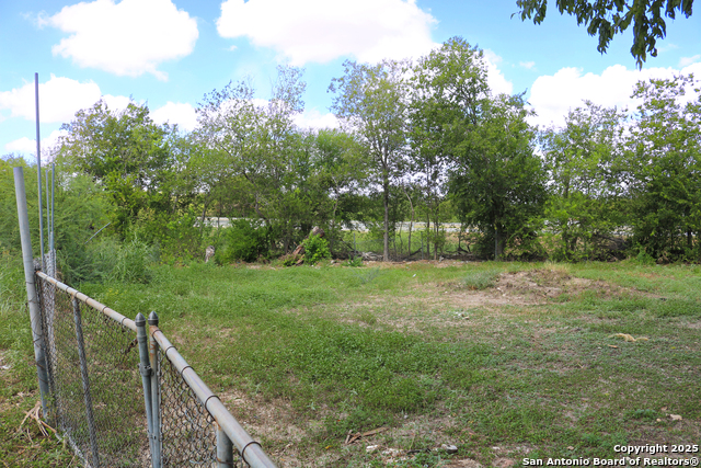 Listing photo id 5 for 751 Yucca  