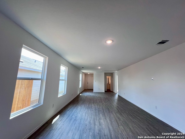 Listing photo id 4 for 8807 Astral Pl