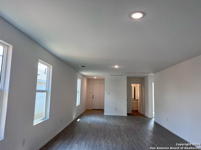 Listing photo id 5 for 8807 Astral Pl