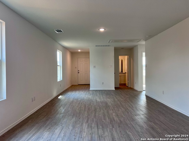 Listing photo id 6 for 8807 Astral Pl