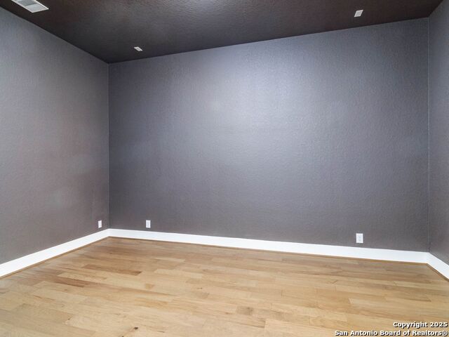 Listing photo id 38 for 2129 Glendon Drive