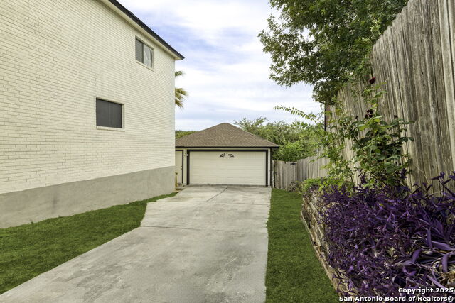 Image 37 of 49 For 7738 Oakhill Park