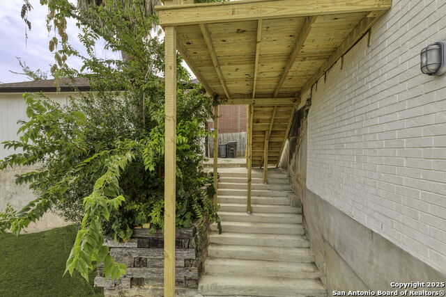 Image 39 of 49 For 7738 Oakhill Park