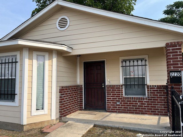 Listing photo id 0 for 2220 Laredo S