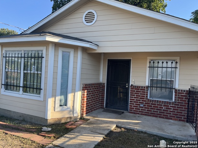Listing photo id 1 for 2220 Laredo S