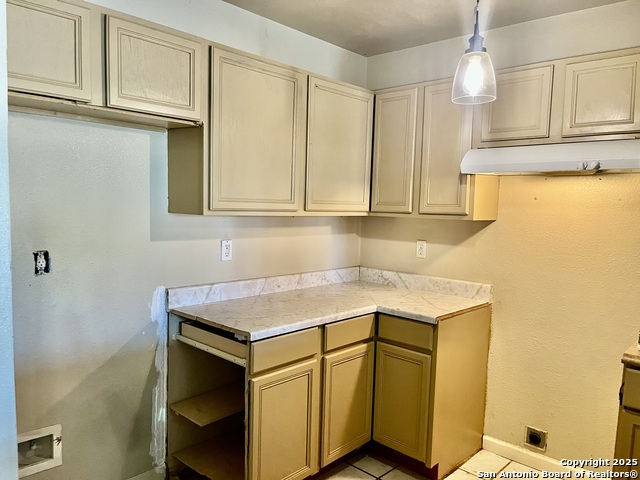Listing photo id 2 for 2220 Laredo S