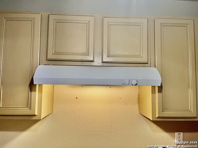 Listing photo id 3 for 2220 Laredo S