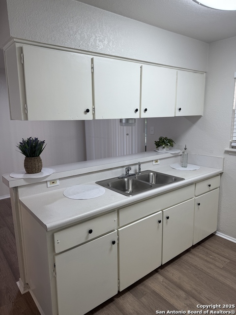 Listing photo id 11 for 6010 Millbank