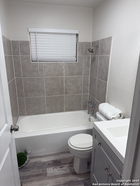 Listing photo id 13 for 6010 Millbank