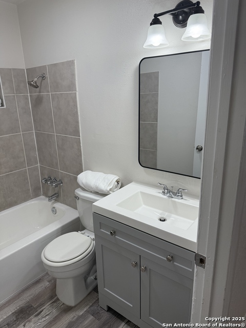 Listing photo id 14 for 6010 Millbank