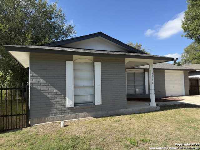 Listing photo id 0 for 6010 Millbank