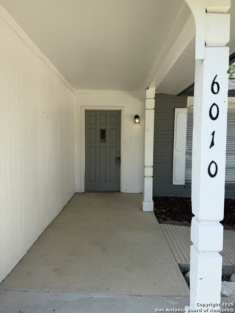 Listing photo id 2 for 6010 Millbank