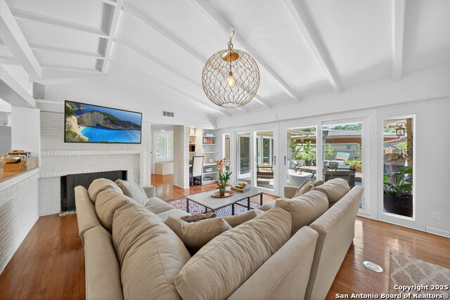 Listing photo id 8 for 318 Northridge