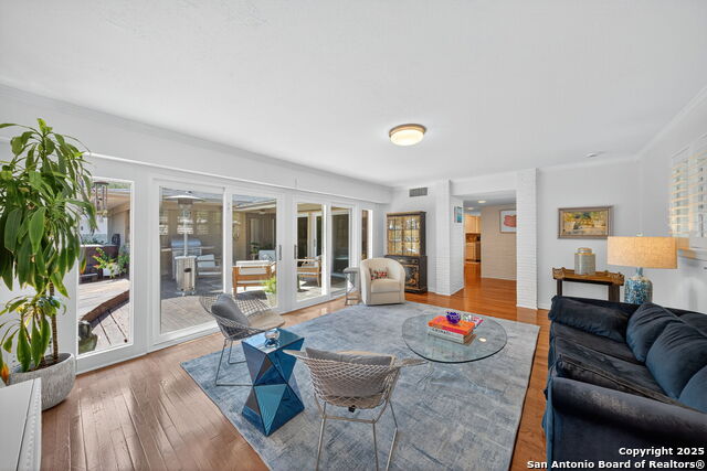 Listing photo id 10 for 318 Northridge