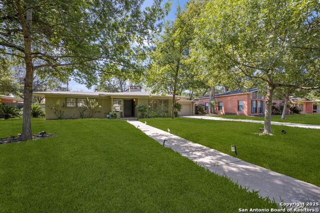 Listing photo id 0 for 318 Northridge