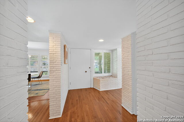 Listing photo id 2 for 318 Northridge