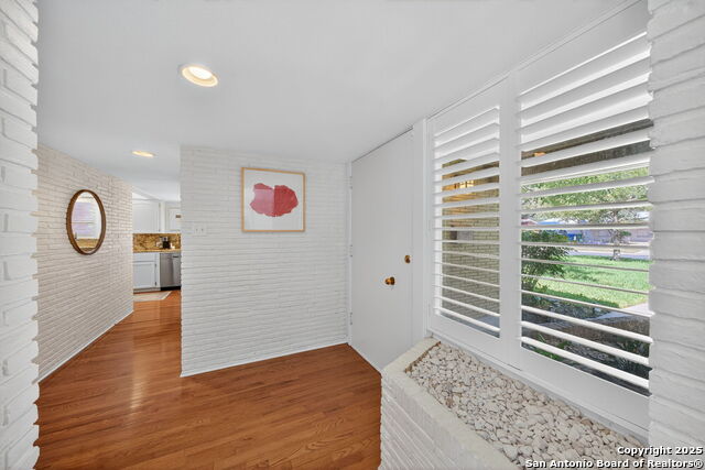 Listing photo id 3 for 318 Northridge