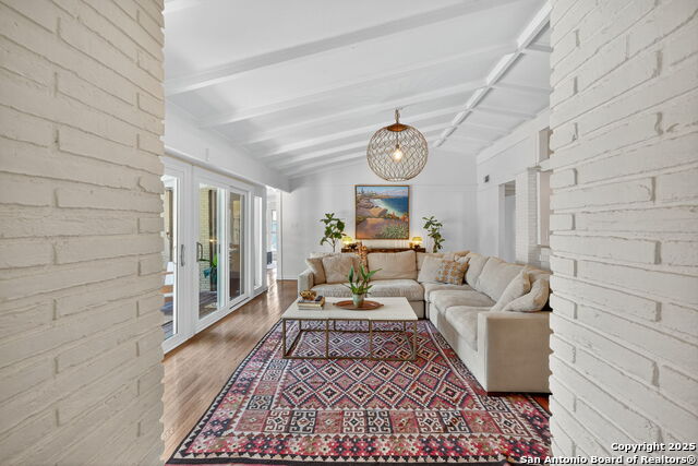 Listing photo id 4 for 318 Northridge