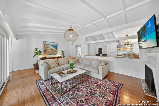 Listing photo id 5 for 318 Northridge