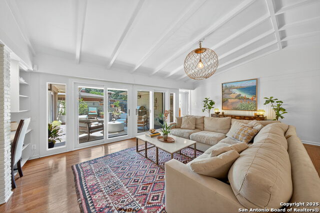 Listing photo id 7 for 318 Northridge