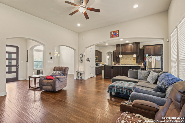 Listing photo id 9 for 4603 Camden Heights