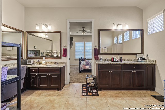 Listing photo id 18 for 4603 Camden Heights