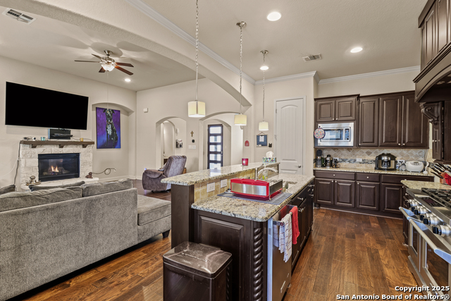 Listing photo id 1 for 4603 Camden Heights