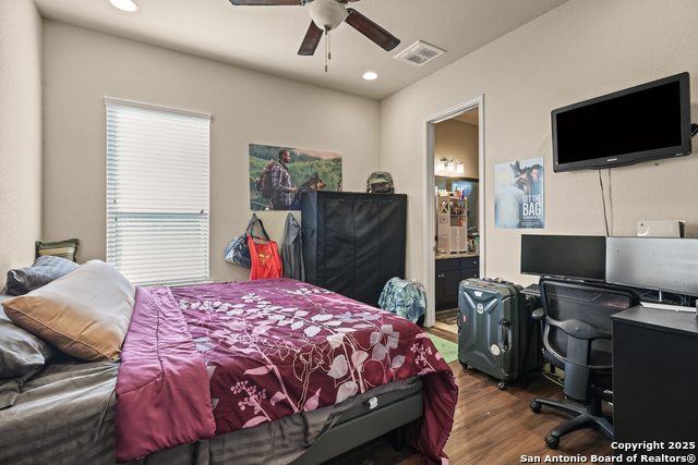 Listing photo id 3 for 4603 Camden Heights