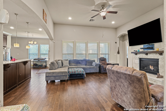 Listing photo id 4 for 4603 Camden Heights