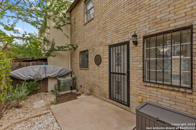 Image 18 of 19 For 6427 Wurzbach Rd  54