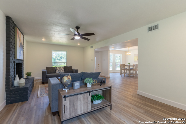 Listing photo id 9 for 15611 Heimer