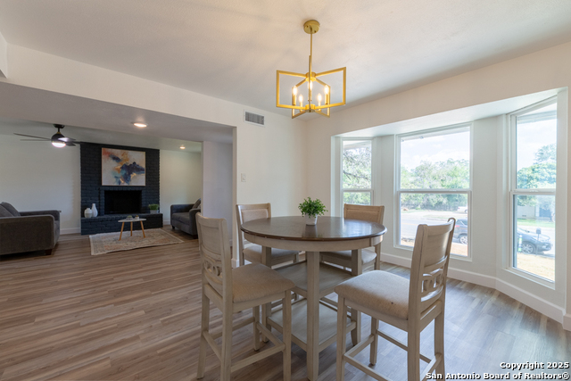 Listing photo id 3 for 15611 Heimer