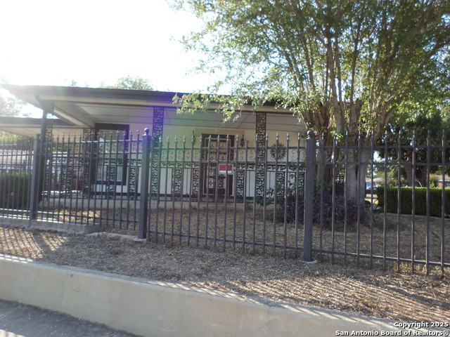 Listing photo id 0 for 210 Carmen
