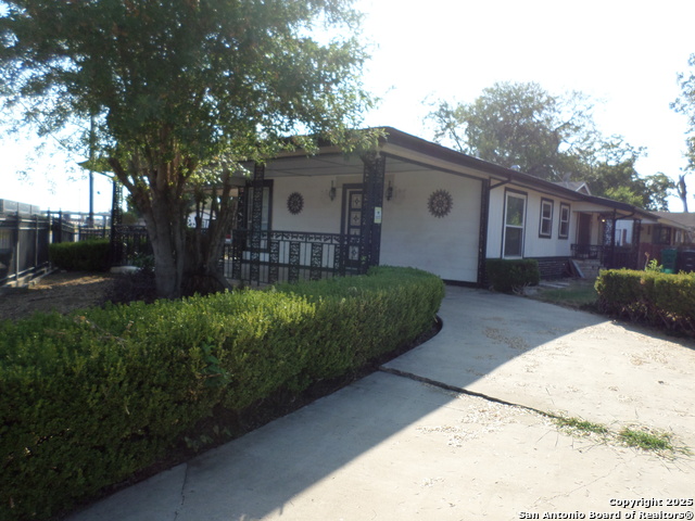 Listing photo id 2 for 210 Carmen