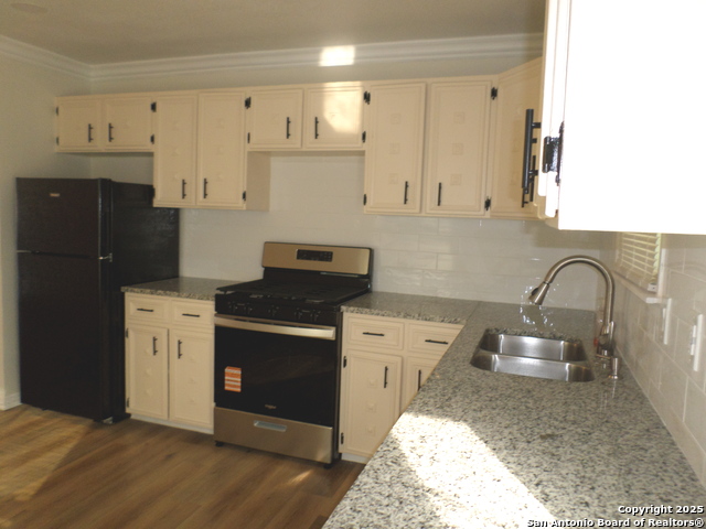 Listing photo id 4 for 210 Carmen