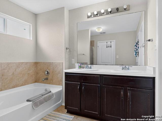 Listing photo id 11 for 1827 Aspen Silver