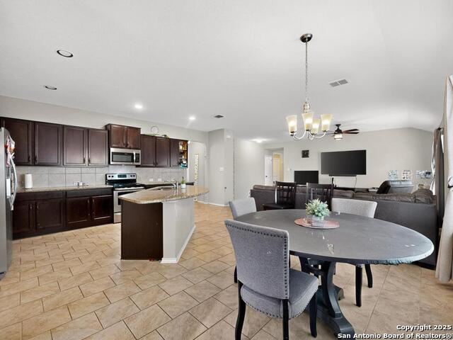 Listing photo id 4 for 1827 Aspen Silver