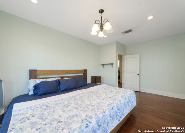 Image 15 of 29 For 913 Burleson